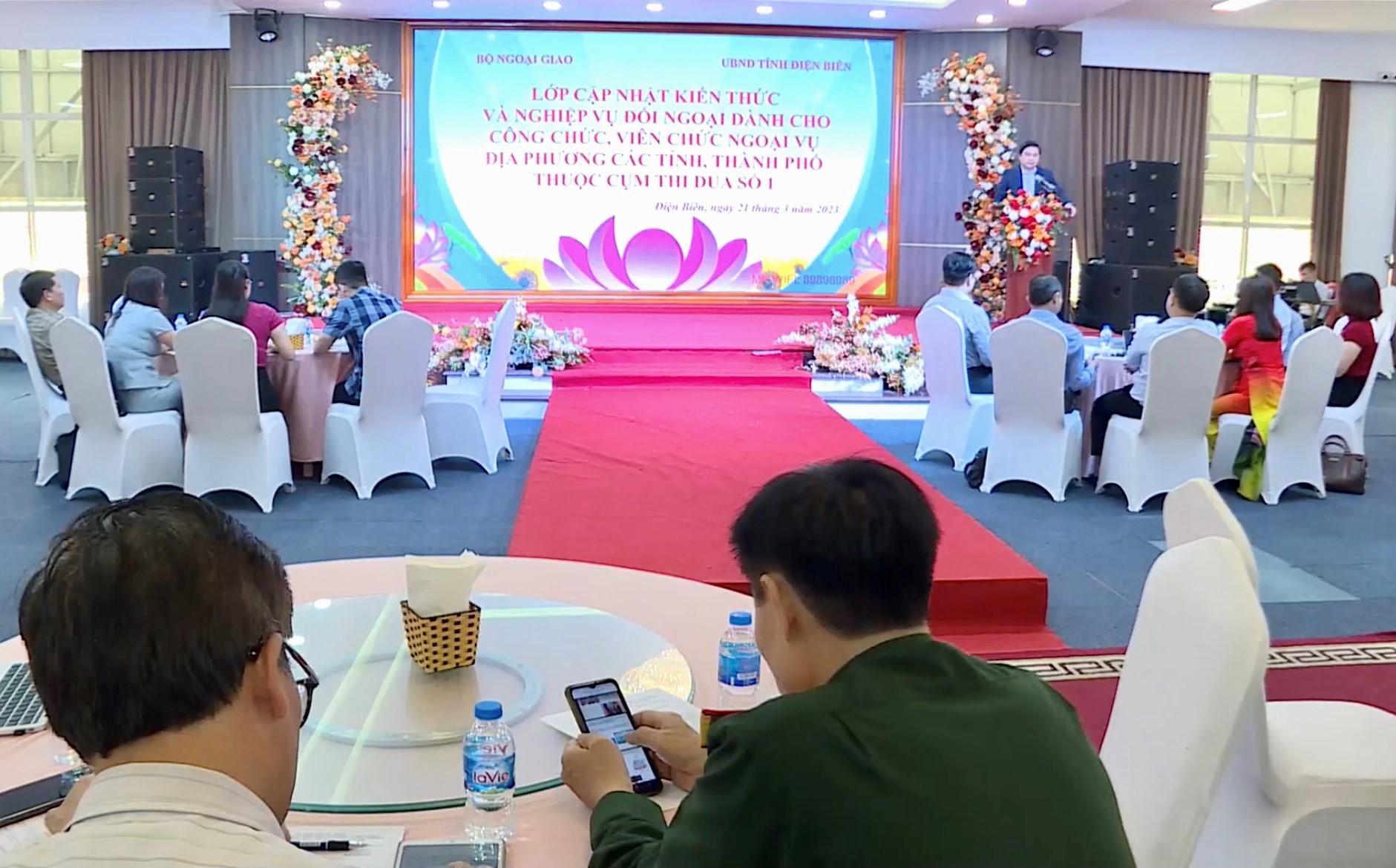 1-cong-t-c-doi-ngoai.jpg