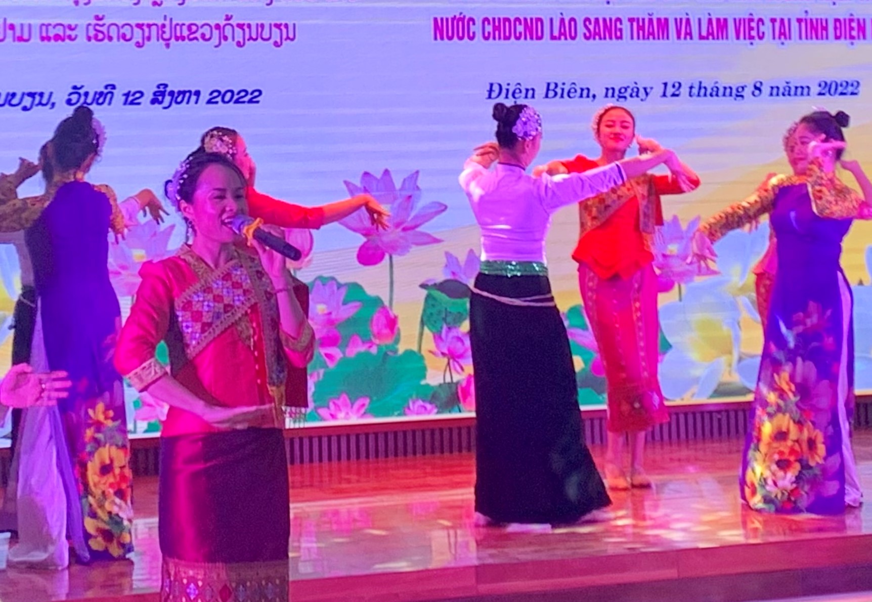 1-giao-luu-van-nghe.jpg