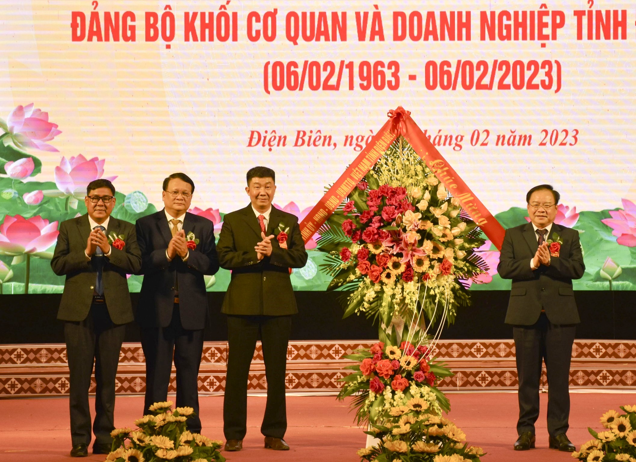 2-dang-uy-khoi.jpg