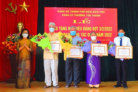 -ng-b-ph-ng-T-n-Thanh-trao-Huy-hi-u-ng-cho-ng-vi-n.jpg