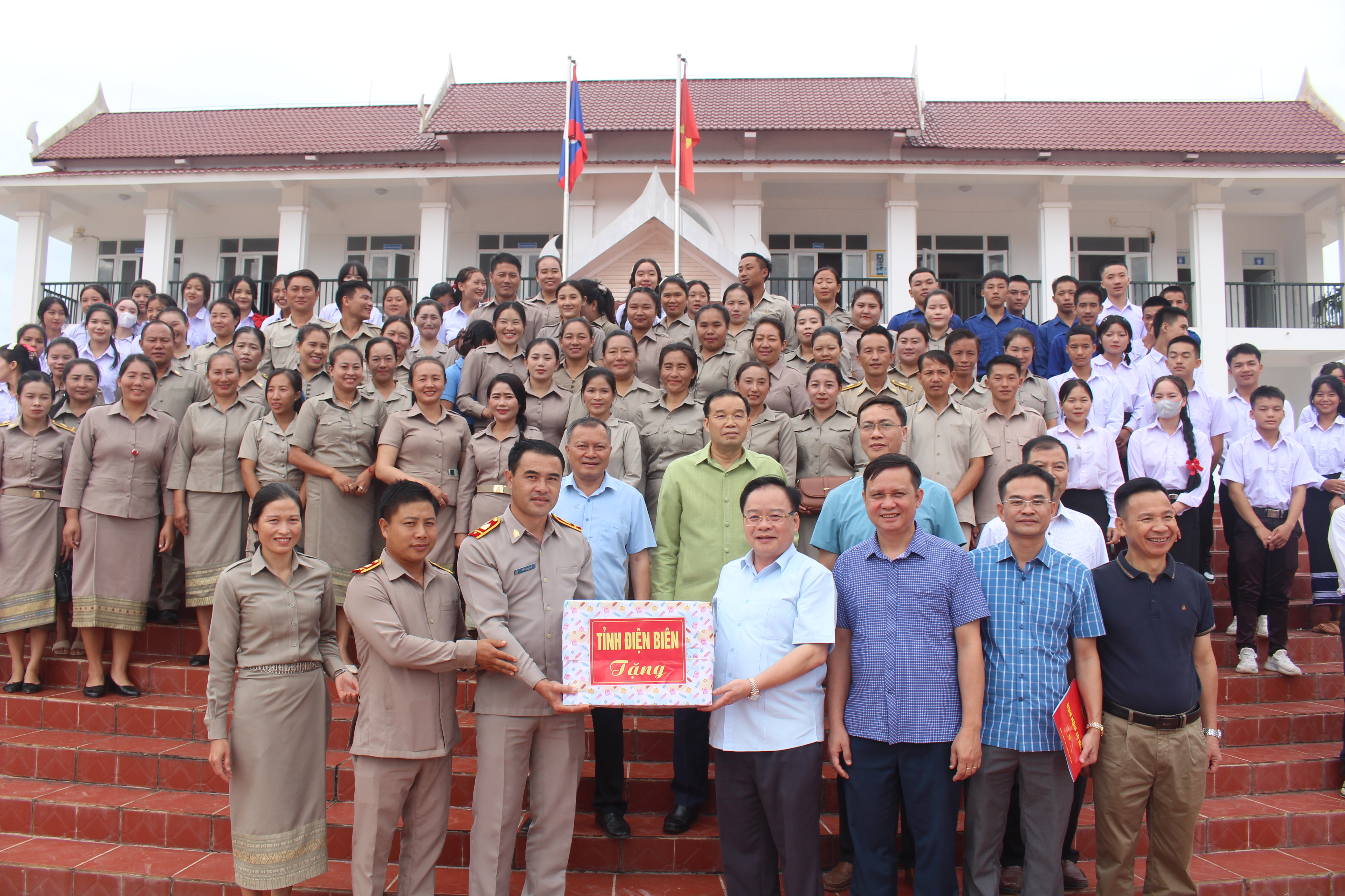 7-trao-qua-truong-hoc-1-.JPG