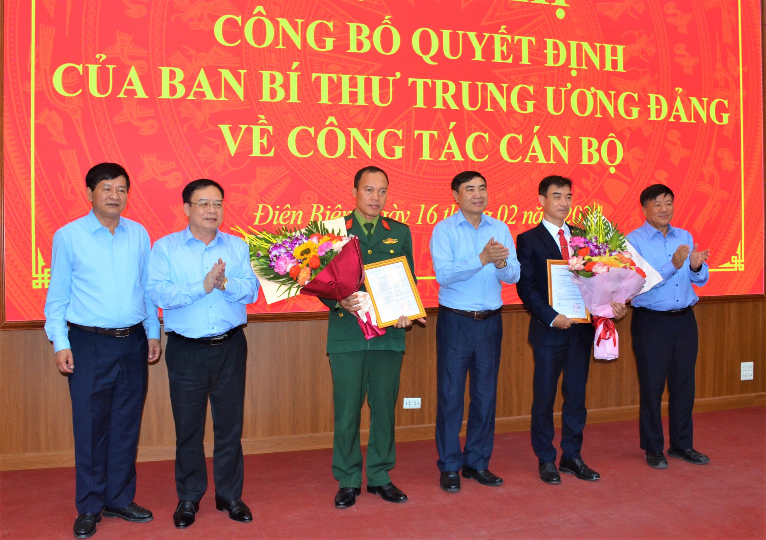 Thuong-truc-trao-Q-t-ng-hoa-ch-c-m-ng.jpg