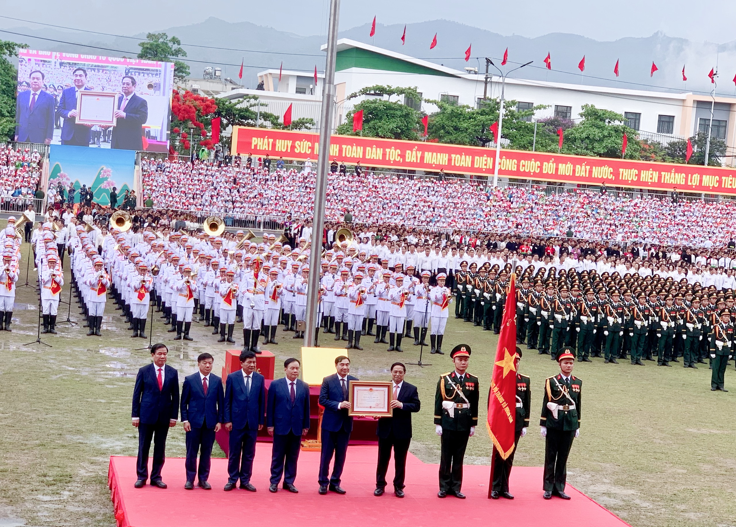 7-5-trao-huan-chuong.jpg