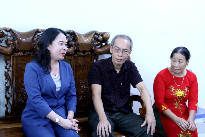 Pho-Chu-tich-Nuoc-tang-qua-19-9-2025.jpg