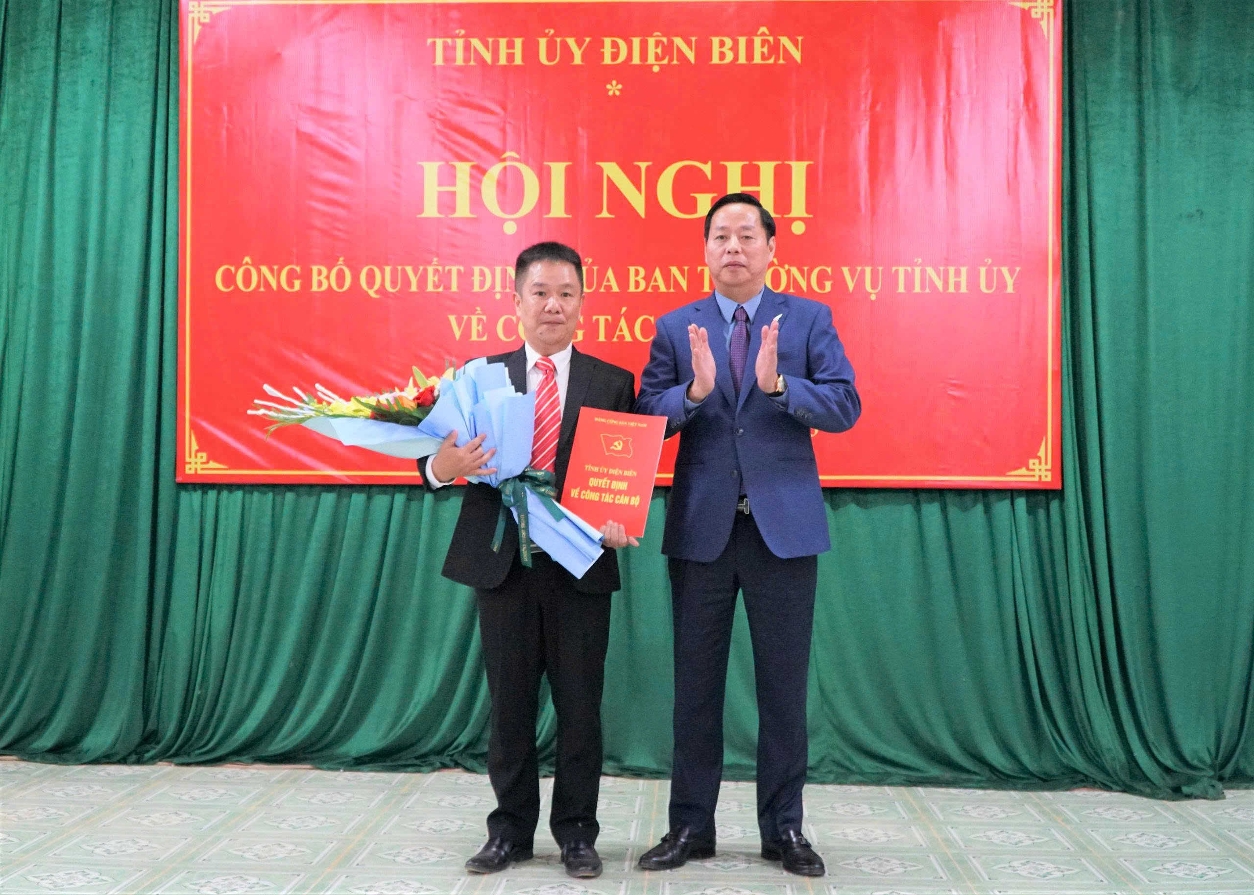-ng-ch-H-Quang-Trung-trao-Quy-t-nh.jpg