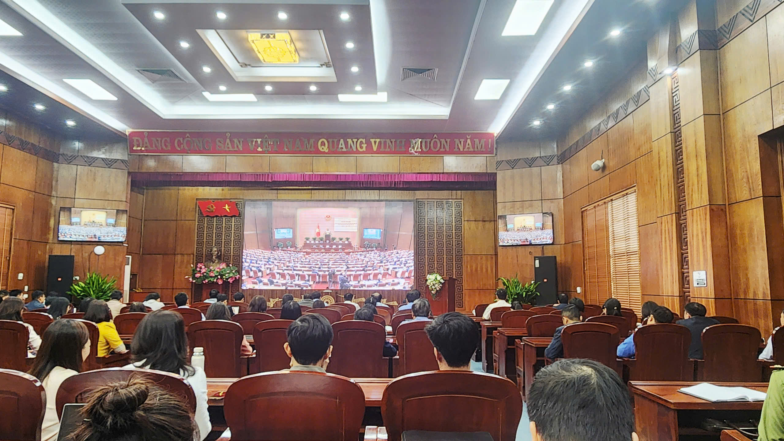 Quang-canh-Hoi-nghi.jpg