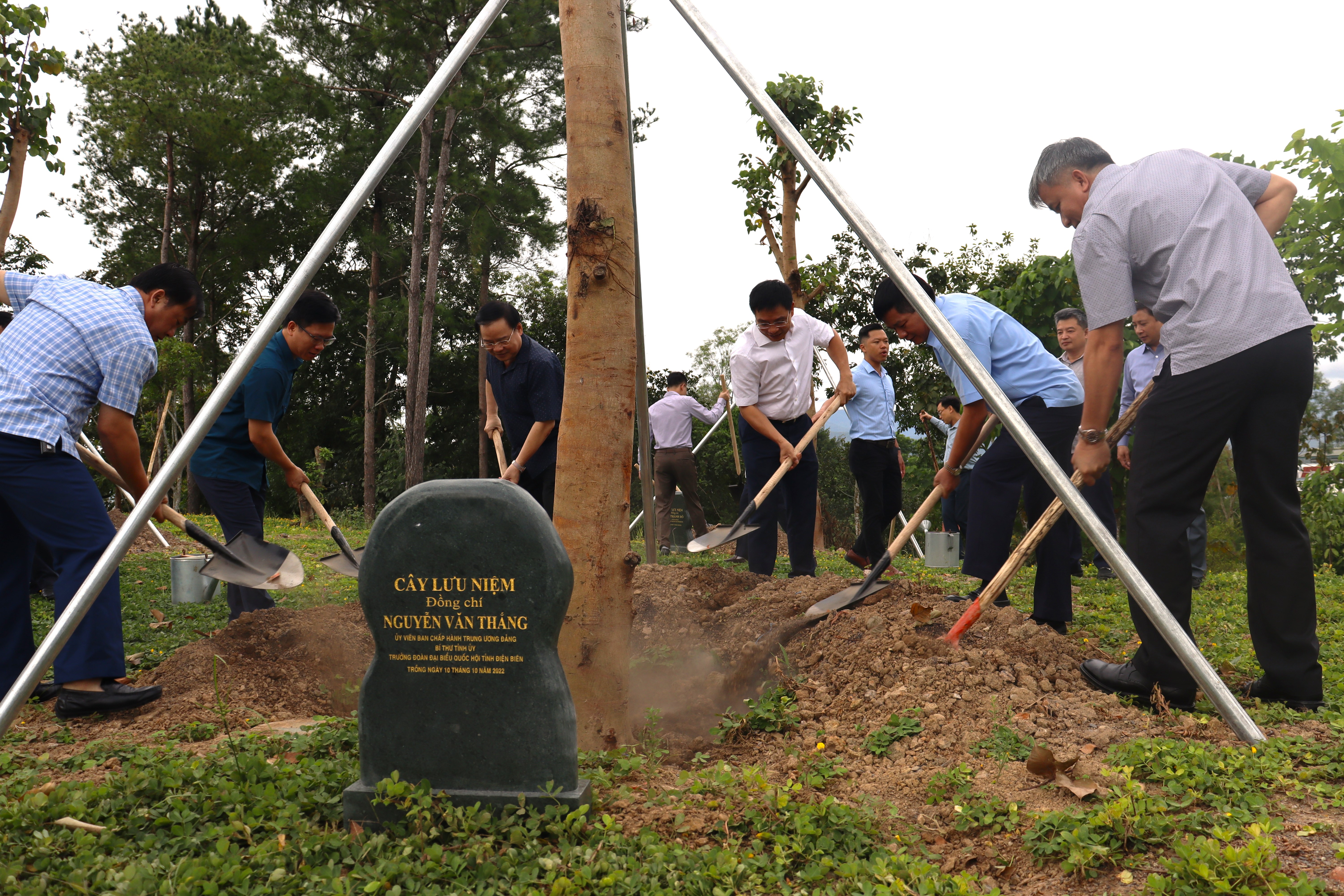 Lãnh đạo tỉnh dâng hương, trồng cây lưu niệm nhân Kỷ niệm 73 năm Ngày thành lập Đảng bộ tỉnh