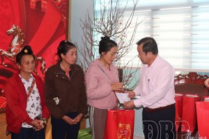 Trưởng ban Tuyên giáo và Dân vận Tỉnh ủy Vừ A Bằng thăm, chúc Tết tại xã Na Sang, Mường Tùng