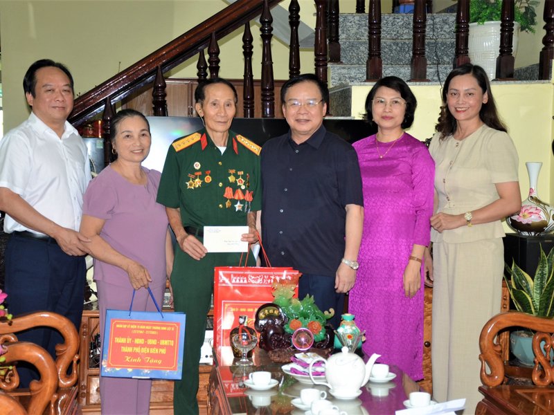 Đồng chí Phó Bí thư Thường trực Tỉnh ủy thăm, tặng quà gia đình chính sách