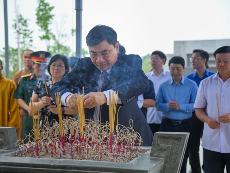 Dâng hương Đền thờ Liệt sĩ và viếng các anh hùng, liệt sĩ nhân kỷ niệm 71 năm Chiến thắng Điện Biên Phủ