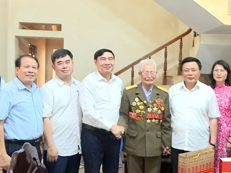 Đồng chí Nguyễn Xuân Thắng, Ủy viên Bộ Chính trị, Giám đốc Học viện Chính trị quốc gia Hồ Chí Minh, Chủ tịch Hội đồng Lý luận Trung ương thăm, tặng quà gia đình chính sách tại Điện Biên
