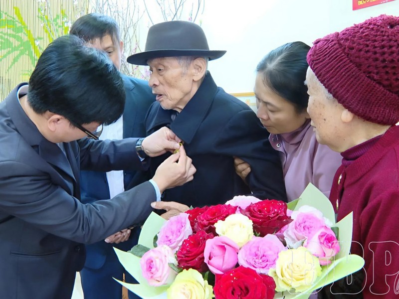Đồng chí Phạm Đức Toàn trao Huy hiệu 65 năm tuổi Đảng cho đảng viên Nguyễn Kim Thành