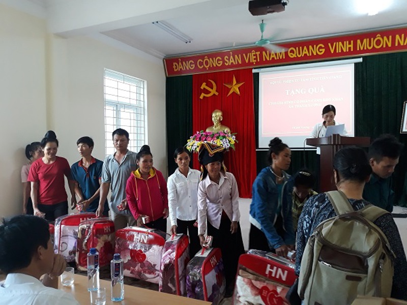 Đoàn từ thiện Từ tâm đến từ tỉnh Tiền Giang thăm và tặng quà các gia đình có hoàn cảnh khó khăn tại xã Thanh Xương, huyện Điện Biên.