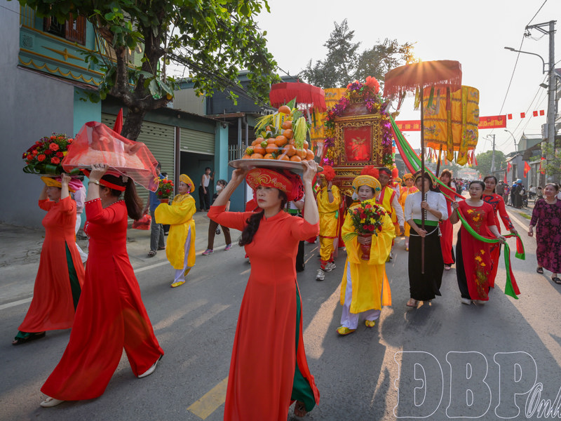Rộn ràng khai hội Đền Hoàng Công Chất