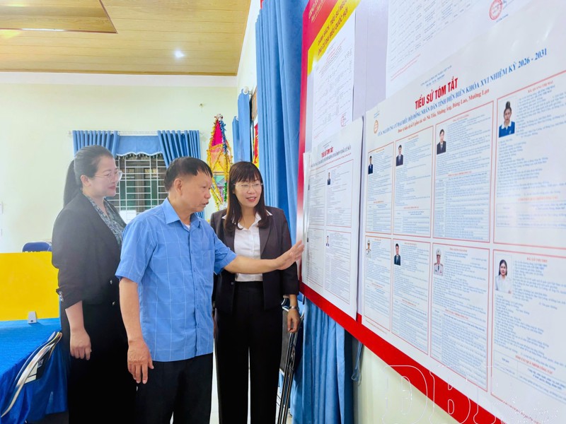 Đồng chí Cao Thị Tuyết Lan, Phó Chủ tịch HĐND tỉnh kiểm tra công tác bầu cử tại xã Mường Ảng