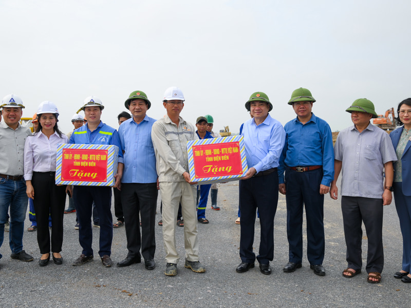 Đồng chí Trần Quốc Cường, Ủy viên Ban Chấp hành Trung ương Đảng, Bí thư Tỉnh ủy cùng Đoàn công tác thăm, động viên người lao động tại các công trình trọng điểm
