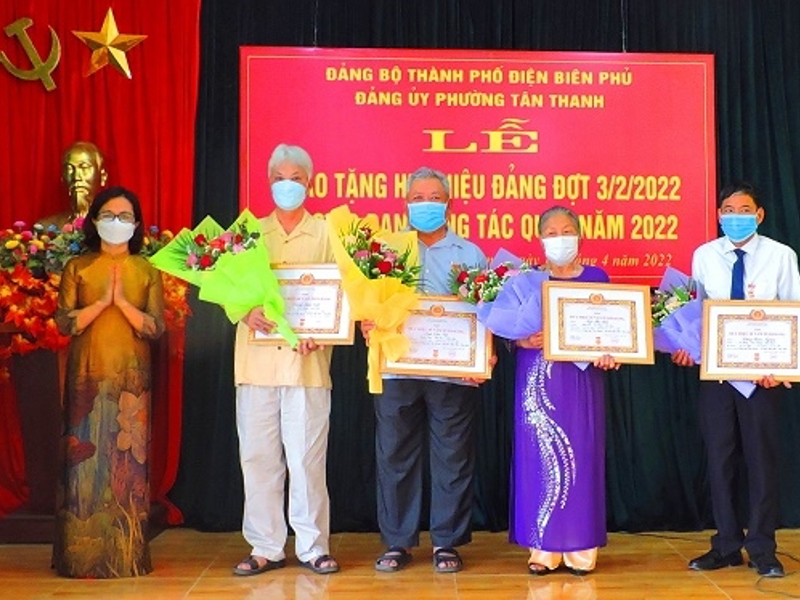 204 đảng viên được tặng Huy hiệu Đảng đợt 19/5/2022
