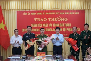 Trao thưởng thành tích xuất sắc trong đấu tranh phòng chống tội phạm ma túy