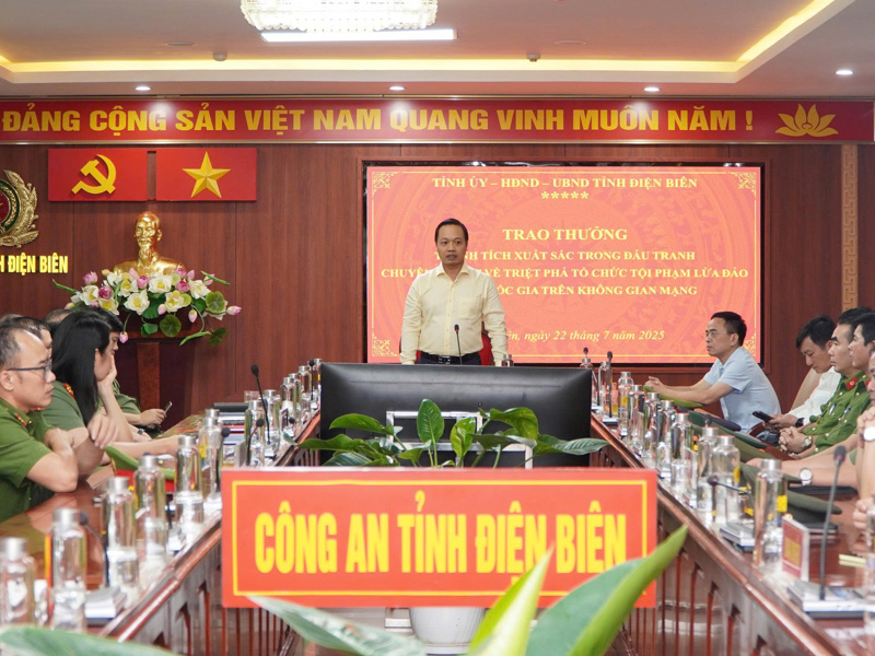 Đồng chí Phó Bí thư Tỉnh uỷ trao thưởng cho cán bộ, chiến sĩ có thành tích xuất sắc trong chuyên án 625T