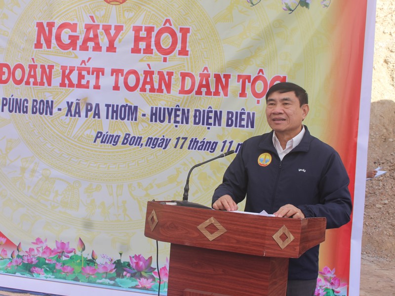 Đồng chí Bí thư Tỉnh ủy dự Ngày hội Đại đoàn kết tại bản Púng Bon, xã Pa Thơm