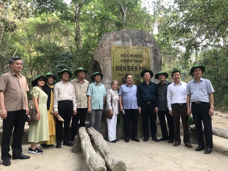 Đồng chí Mai Văn Chính và các đồng chí lãnh đạo, nguyên lãnh đạo của Ban Tổ chức Trung ương thăm, tham gia các hoạt động hướng về nguồn trên địa bàn tỉnh.