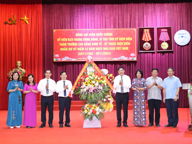 Bí thư Tỉnh ủy Trần Quốc Cường dự tọa đàm kỷ niệm 42 năm Ngày Nhà giáo Việt Nam 20/11