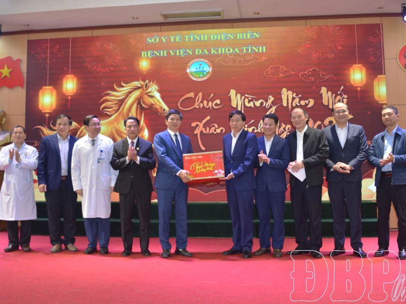Chủ tịch UBND tỉnh Lê Văn Lương thăm, chúc tết Bệnh viện Đa khoa tỉnh và Phòng CSGT
