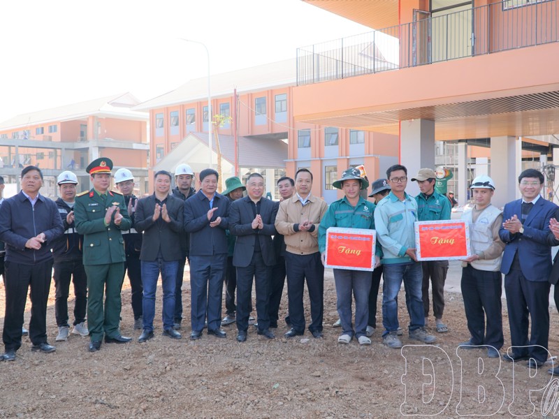 Đoàn công tác của Tỉnh ủy và Tập đoàn Sun Group kiểm tra tiến độ xây dựng dự án Trường Liên cấp Tiểu học, THCS xã Si Pa Phìn
