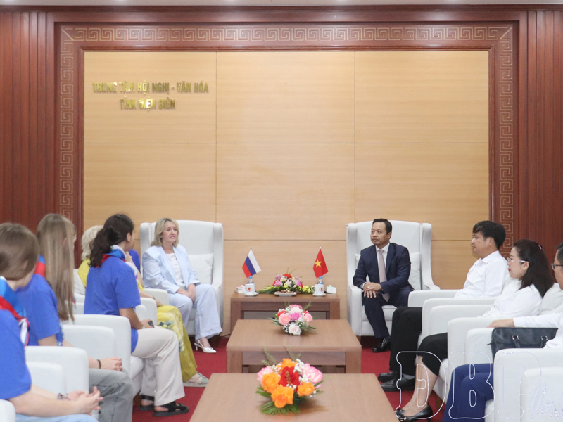 Bí thư Tỉnh ủy Trần Tiến Dũng gặp mặt, động viên đoàn cán bộ và học sinh thành phố Saint Petersburg, Liên bang Nga