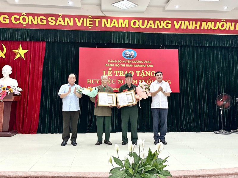 Trao, tặng Huy hiệu 70 năm tuổi Đảng cho 2 đảng viên là chiến sĩ Điện Biên Phủ