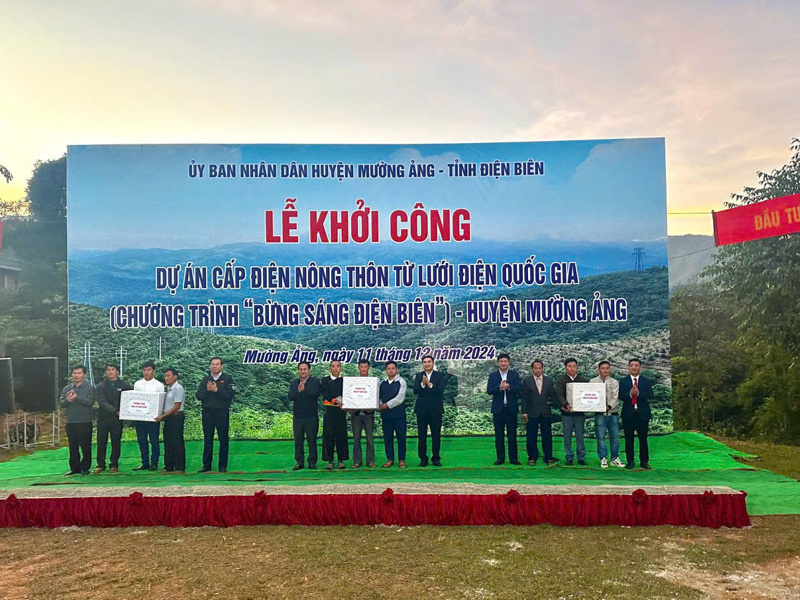 Đồng chí Bí thư Tỉnh uỷ dự khởi công dự án cấp điện nông thôn tại huyện Mường Ảng
