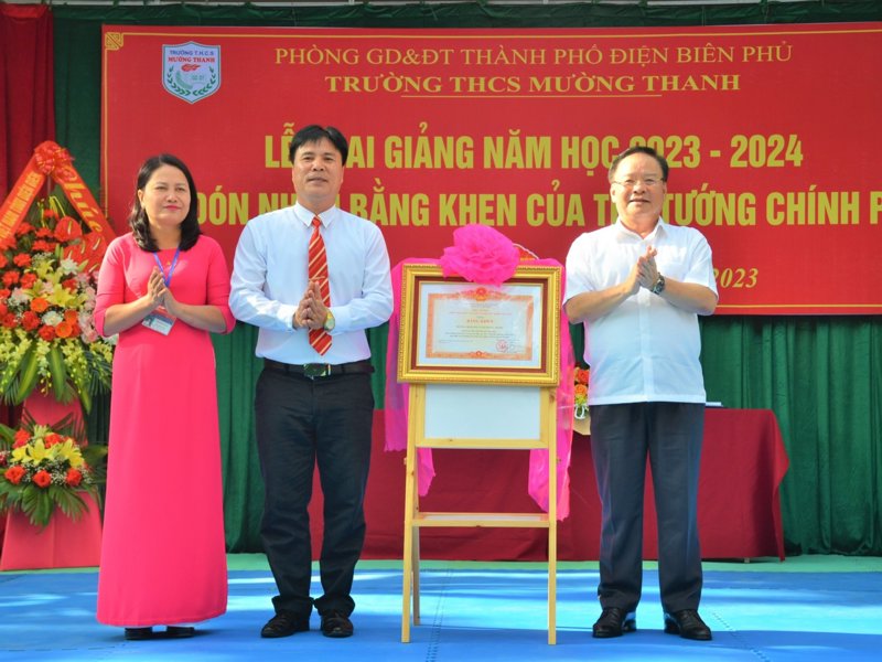 Đồng chí Phó Bí thư Thường trực Tỉnh ủy dự khai giảng tại Trường THCS Mường Thanh, Tp Điện Biên Phủ